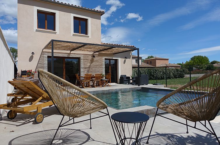 Entspannen Sie sich in der Villa avec piscine in La Calmette, Languedoc, Ferienhaus mit moderner Veranda und Schwimmbad im sonnigen Frankreich.