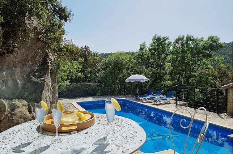 Entspannen Sie sich am Pool von La Roche 8, einem Ferienhaus in Aigues-Vives, Languedoc, mit schoener Aussicht auf die umliegende Landschaft.