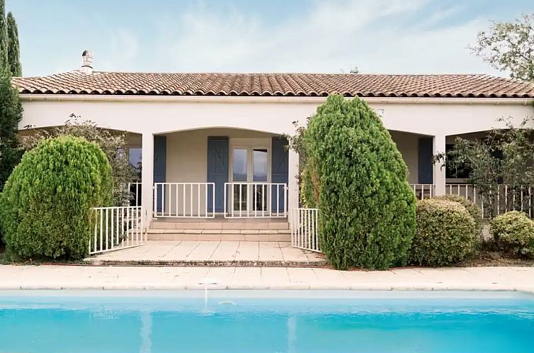 Ontspan bij Villa Sans Souci in Escales, Languedoc-Roussillon, met een uitnodigend zwembad en een charmant vakantiehuis.