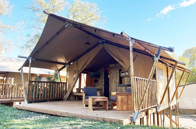 Erleben Sie Komfort in der Glamping Lodge PREMIUM RIVER SPA, die sich im malerischen Mirepeisset im Languedoc befindet und ueber eine grosszuegige Terrasse verfuegt.