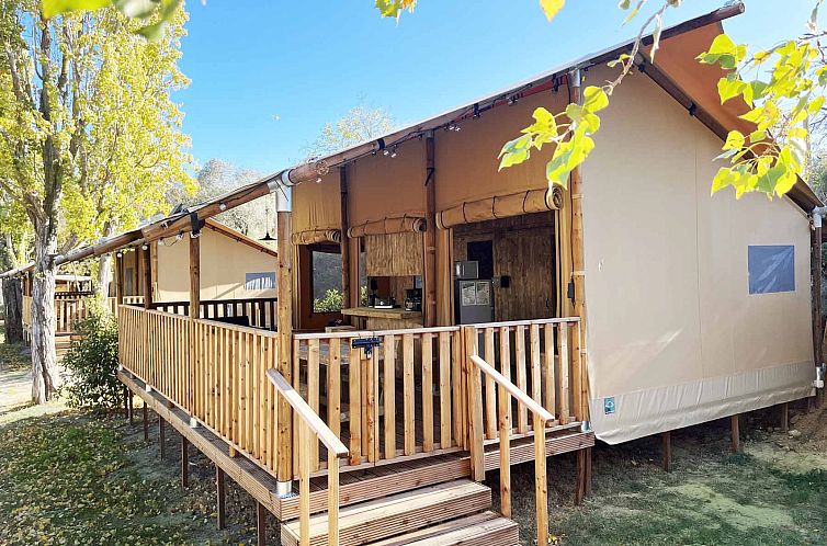 Glamping Lodge PREMIUM in Mirepeisset, Languedoc, mit Holzterrasse und natuerlicher Umgebung.