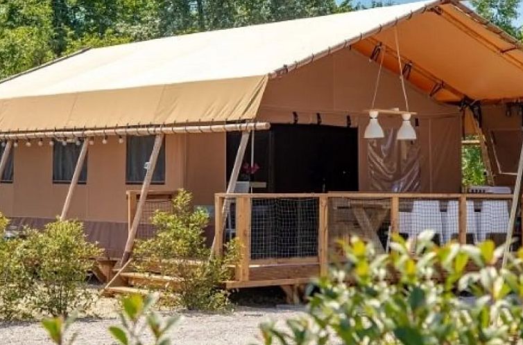 Erleben Sie Luxus in der Glamping Lodge PREMIUM RIVER in Mirepeisset, Languedoc, mit einer grosszuegigen Terrasse und einer wunderschoenen natuerlichen Umgebung.