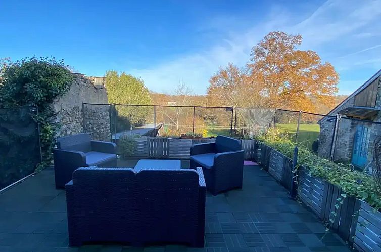 Entspannen Sie sich auf der Terrasse von "De Kikker", einem Ferienhaus in Saint-Gilles im Languedoc-Roussillon, mit weitem Blick auf die Umgebung.