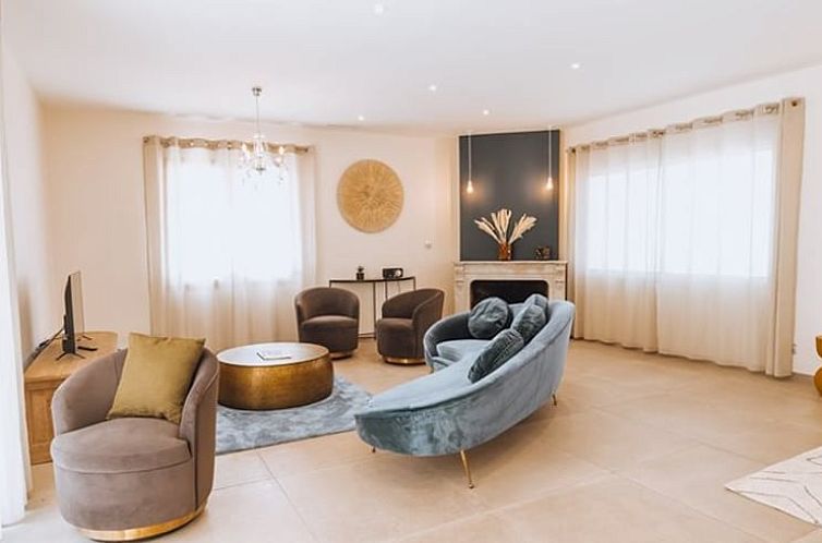 Gezellige binnenruimte van Vakantiehuisje in Pezenas, Frankrijk, met moderne inrichting en uitnodigende sfeer.