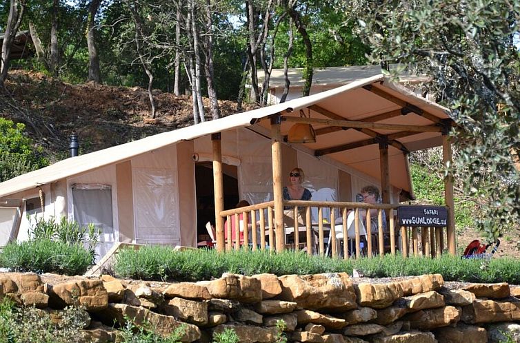 Entdecken Sie die SunLodge Safari Glamping Lodge in La Roque-sur-Ceze, Languedoc, mit einer einladenden Terrasse im Gruenen.