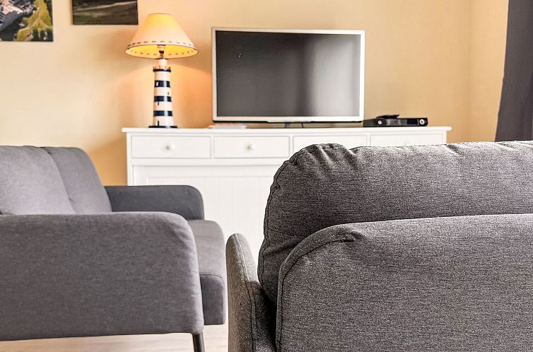 Gemuetliches Wohnzimmer des Apartments High in the sky mit fantastischer Aussicht in De Haan, Antwerpen, Belgien, mit bequemer Sitzecke.