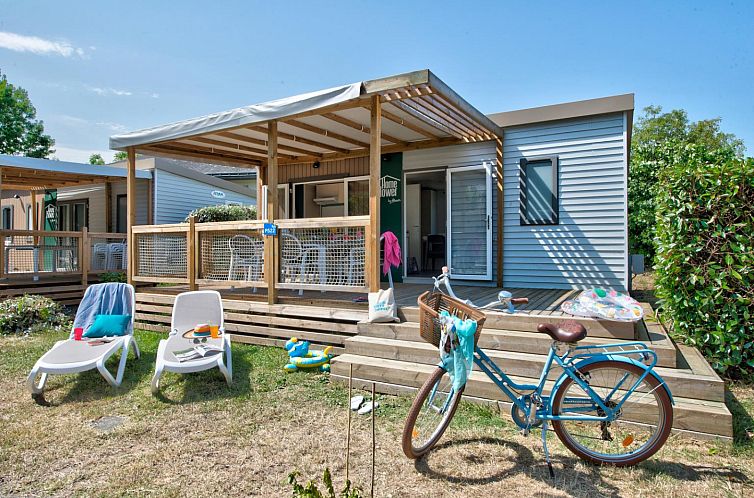 Vakantieverblijf Mobil-home Confort in Saumur, Frankrijk, met uitnodigend terras en groene omgeving.