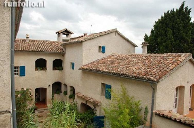 Enjoy the rustic charm of SMALL CLOTHES in Nimes, an idyllic vacation home in the beautiful Languedoc/Roussillon region.