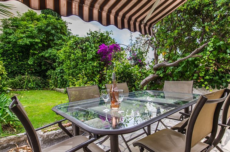 Entspannen Sie sich im ruhigen Garten des Elegant apartment, Port 2' walk in Nizza, Frankreich, mit einer charmanten Terrasse und ueppigen Pflanzen.