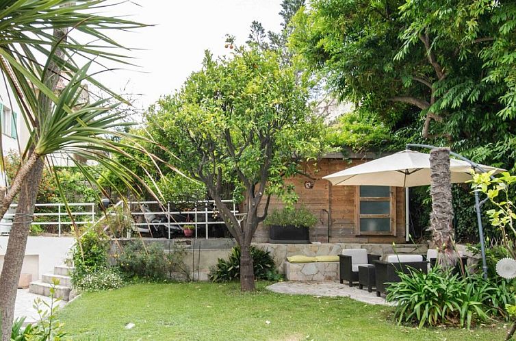 Elegant apartment, Port 2' walk, private garden