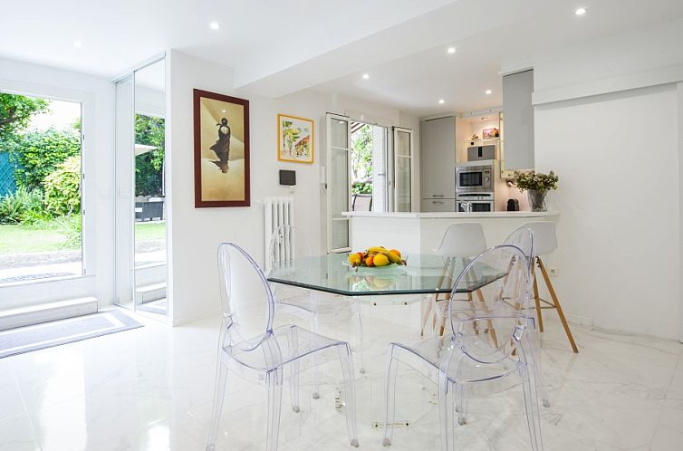 Elegant apartment, Port 2' walk, private garden