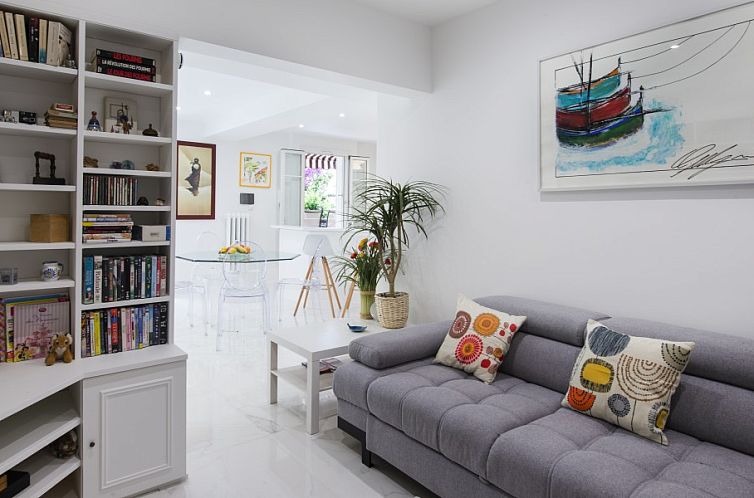 Elegant apartment, Port 2' walk, private garden