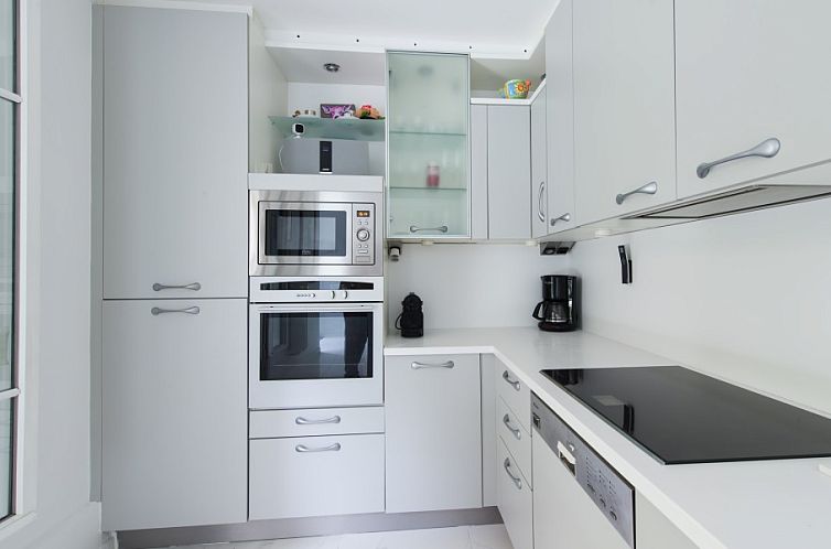 Elegant apartment, Port 2' walk, private garden