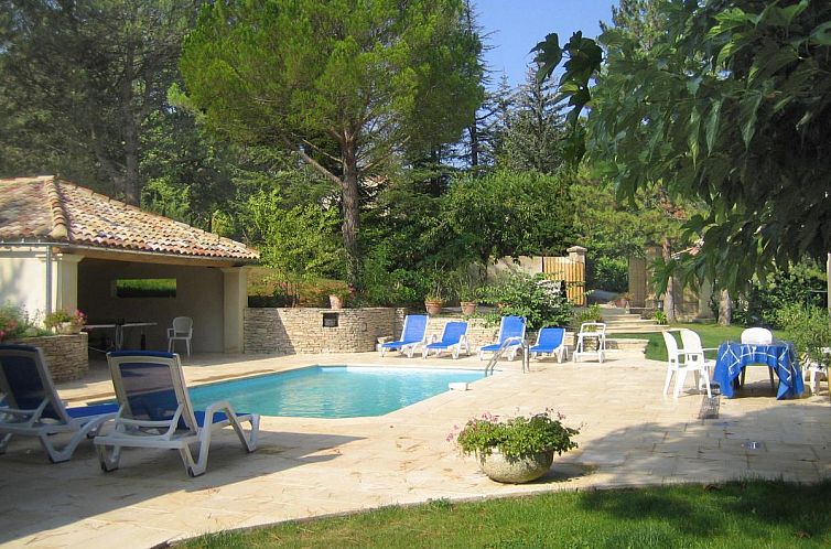 Entspannen Sie sich am Pool des Ferienhauses Liodrey in Cereste, Provence, mit herrlichem Blick auf die gruene Umgebung.