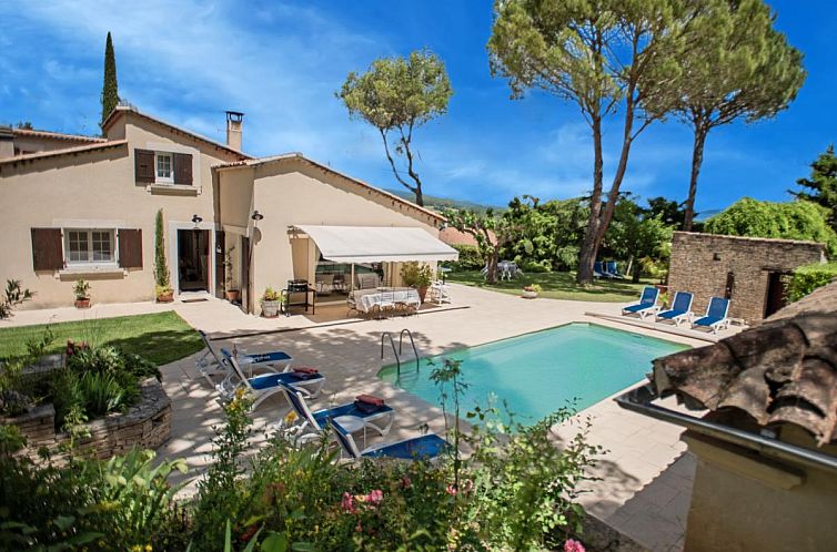 Entspannen Sie sich am Pool des Ferienhauses Le grand Liodrey in Cereste, Provence, mit herrlicher Aussicht.