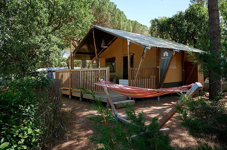 Ontspan op de veranda van tenthuis Outback in Roquebrune-sur-Argens, Provence, voor een unieke glampingervaring.