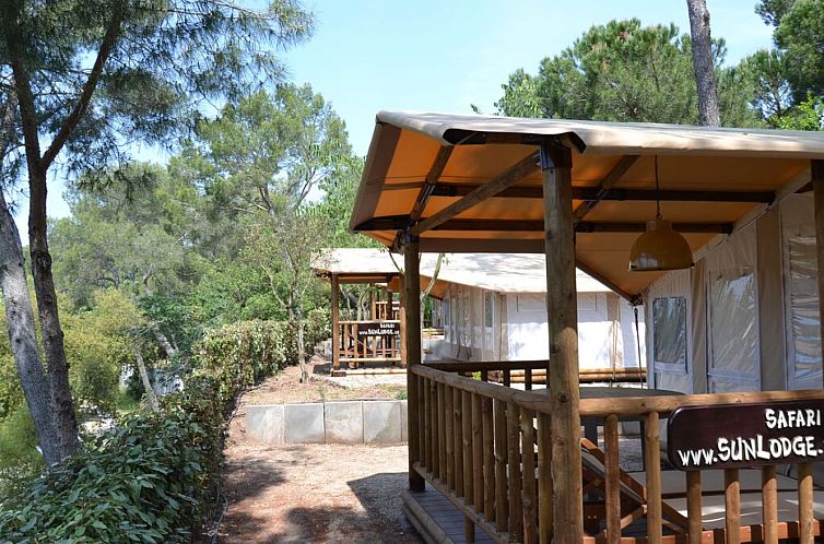 Entdecken Sie das Safarizelt SunLodge Safari in Roquebrune-sur-Argens, ein idyllisches Ferienhaus in der gruenen Umgebung der Cote d'Azur.