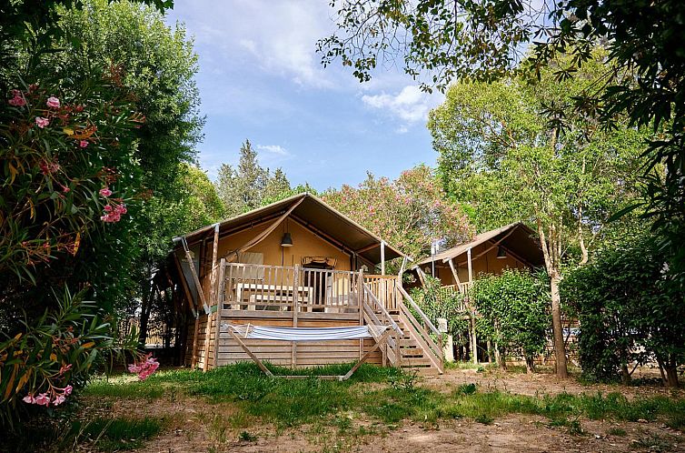 Entspannen Sie sich im Nomad, einem Safarizelt in Roquebrune-sur-Argens, Cote d'Azur, mit einer einladenden Terrasse und einer gruenen Umgebung.