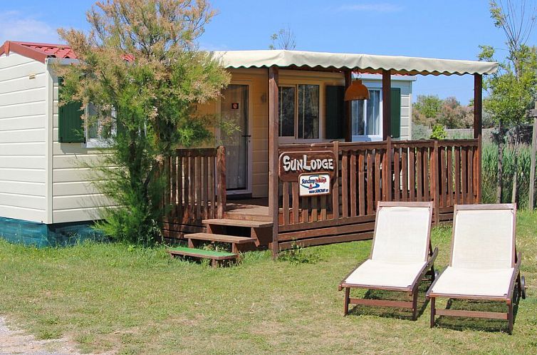 Verblijf in SunLodge Maple, een sfeervolle glamping lodge in Roquebrune-sur-Argens, Cote d'Azur, compleet met zonnig terras.
