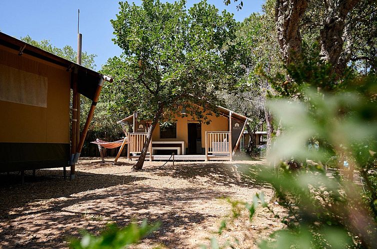 Enjoy nature at Nomad, a charming tented house in Roquebrune-sur-Argens, Provence. Perfect for a relaxing vacation.