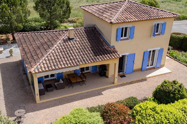 Gemuetliches Ferienhaus Les Burons in Aups, Provence, mit einer einladenden Terrasse und gruener Umgebung.