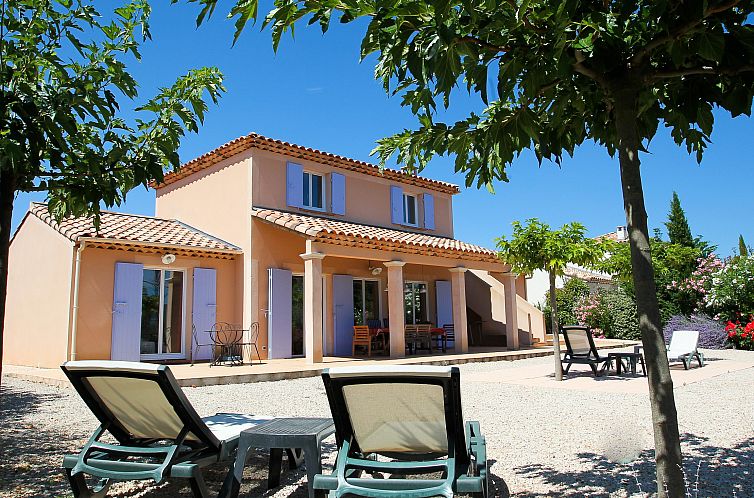 Geniet van de rust bij Villa 6 pers. vrijstaand in Nans-Les-Pins, Provence, met een ruim terras en groene omgeving.