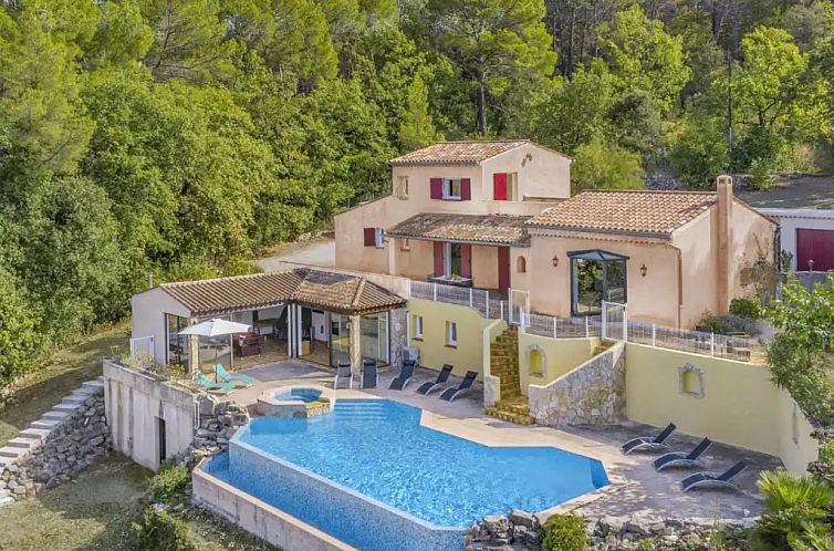 Luxurioese Villa "Colombes" im provenzalischen Stil in Draguignan mit privatem Pool und inmitten einer gruenen Umgebung.