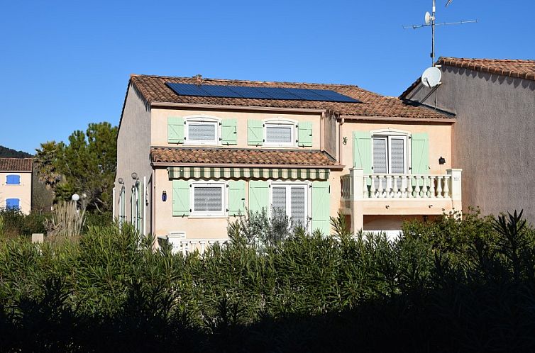 Geniet van de rust in Villa B14, een prachtig vakantiehuis in Vidauban, Cote d'Azur, omgeven door weelderige natuur en een uitnodigende veranda.