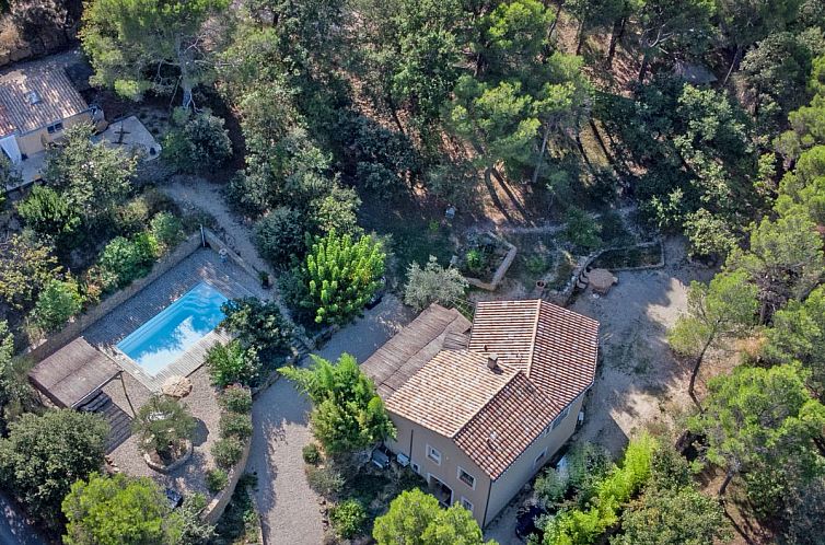 Entdecken Sie La grande Pinede in Faucon in der Provence, ein charmantes Ferienhaus, das von Baeumen umgeben ist und einen einladenden Swimmingpool hat.