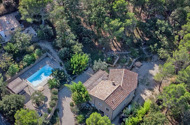 Entdecken Sie La Pinede in Faucon, Provence, ein Ferienhaus mit Pool inmitten der ueppigen Natur der Cote d'Azur.