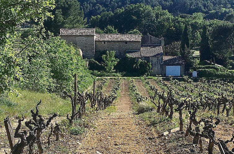 Mas-Ferienhaus in Goult, Provence, mit einladendem Pool und charmanter Abendbeleuchtung.