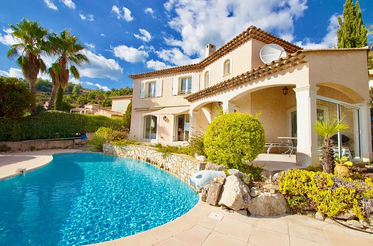 Geniet van Villa La Tortue in Les Issambres, Provence, een charmant vakantieverblijf met een schitterend zwembad en zonovergoten terras.