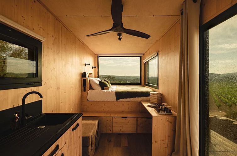 Attraktives Schlafzimmer eines Ferienhauses in Saint-Romain-en-Viennois, mit Panoramablick auf die schoene Landschaft der Provence.