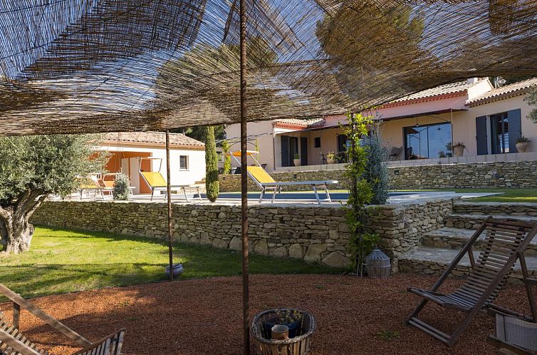 Geniet van het rustige uitzicht vanaf de veranda van Saint Veran, een vakantiehuis in het prachtige Beaumes-de-Venise, Provence.