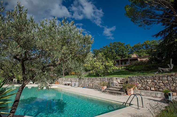 Entspannen Sie sich am Pool von La porteuse deau, einem charmanten Ferienhaus in Aiguines, Provence, mit einem ruhigen Garten und einer gruenen Umgebung.