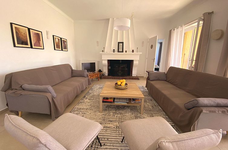 Vakantiehuis Geräumige und elegante Villa mit großem Garte