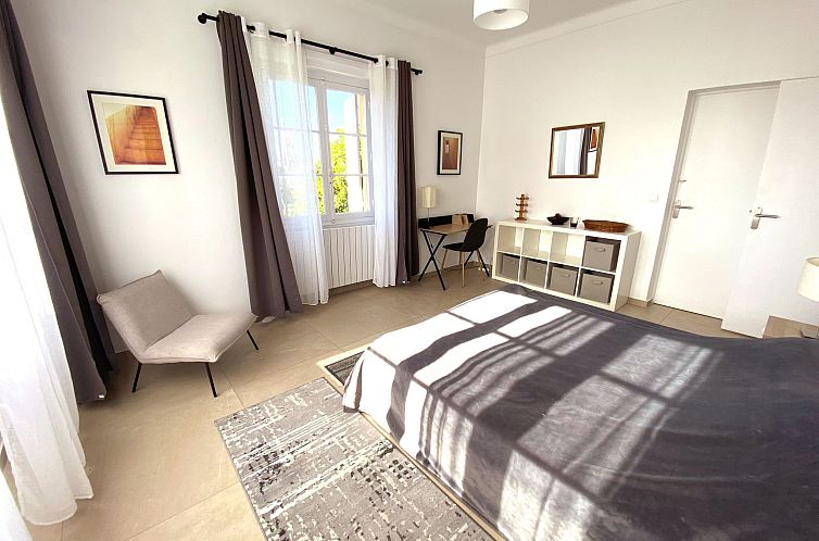 Vakantiehuis Geräumige und elegante Villa mit großem Garte