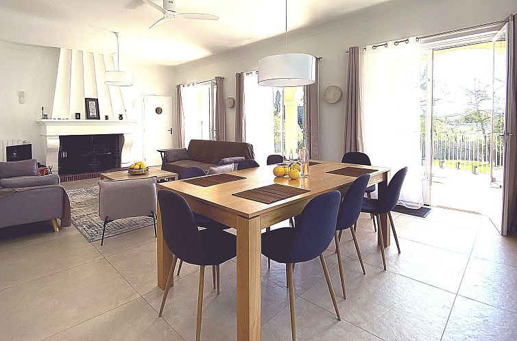 Vakantiehuis Geräumige und elegante Villa mit großem Garte