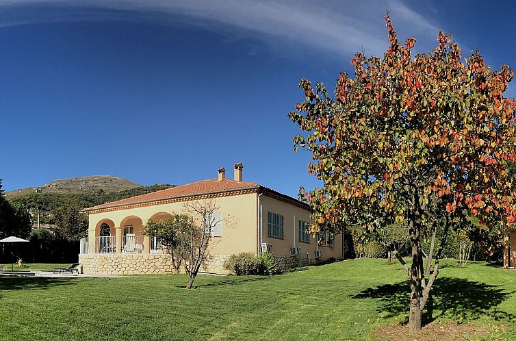 Vakantiehuis Geräumige und elegante Villa mit großem Garte