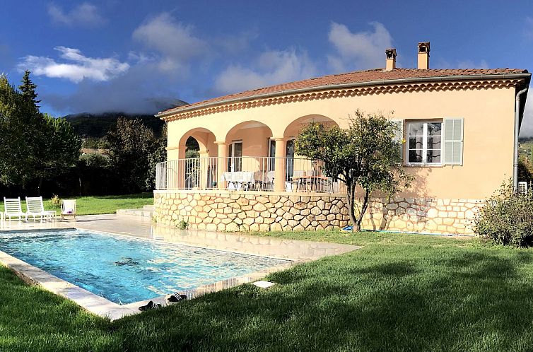 Vakantiehuis Geräumige und elegante Villa mit großem Garte