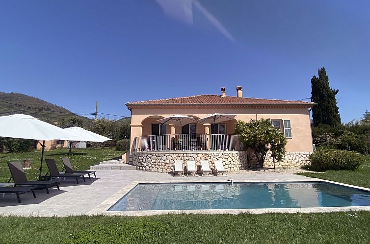 Vakantiehuis Geräumige und elegante Villa mit großem Garte