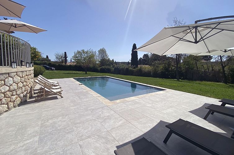 Vakantiehuis Geräumige und elegante Villa mit großem Garte