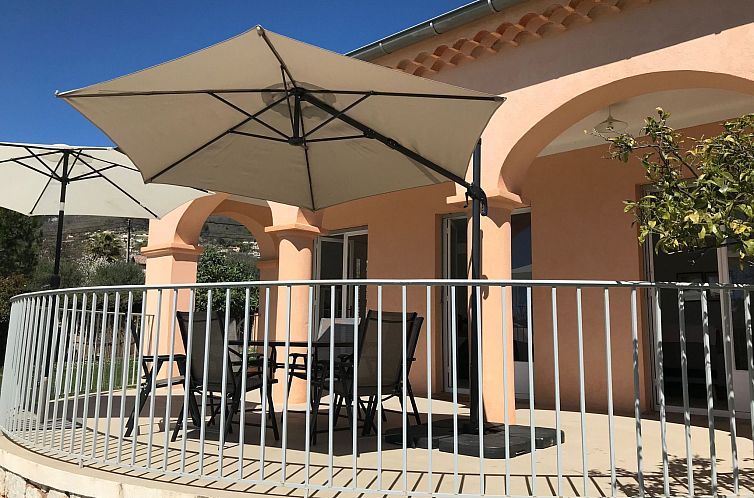 Vakantiehuis Geräumige und elegante Villa mit großem Garte