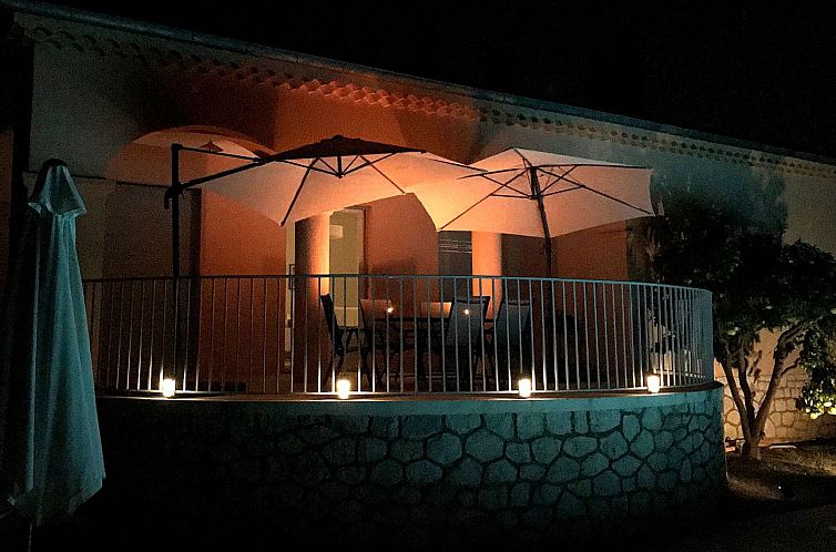 Vakantiehuis Geräumige und elegante Villa mit großem Garte