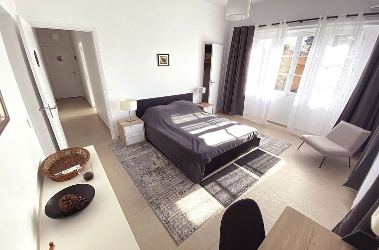 Vakantiehuis Geräumige und elegante Villa mit großem Garte