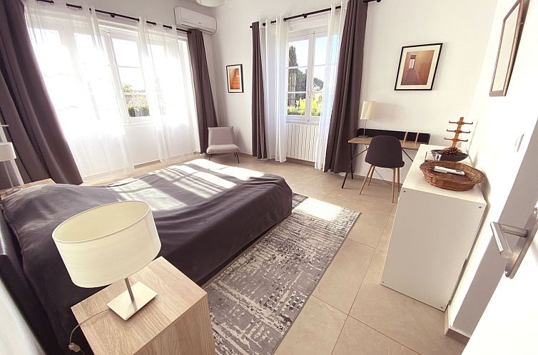 Vakantiehuis Geräumige und elegante Villa mit großem Garte