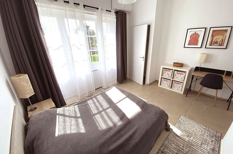 Vakantiehuis Geräumige und elegante Villa mit großem Garte