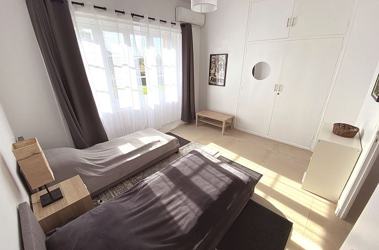 Vakantiehuis Geräumige und elegante Villa mit großem Garte