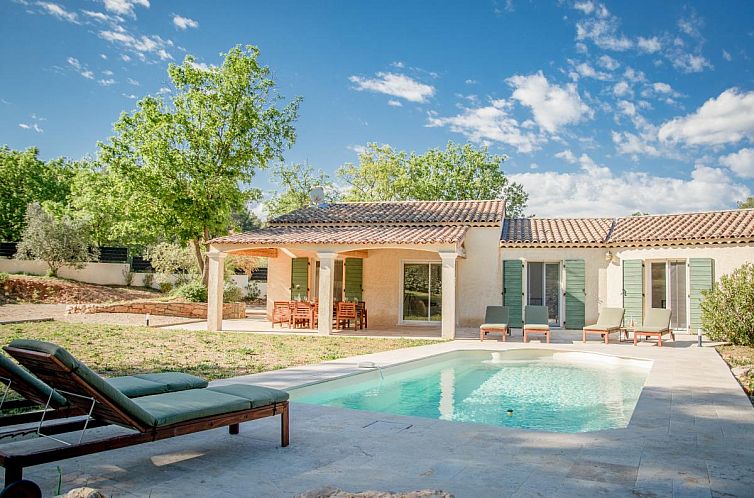 Geniessen Sie die Ruhe bei La Noura in Les Arcs in der Provence, mit einem einladenden Pool und einem charmanten Ferienhaus.