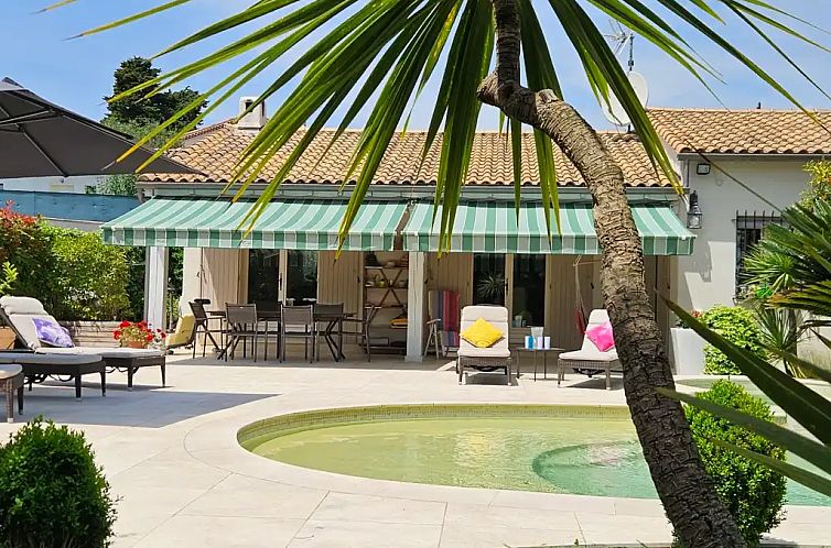 Geniessen Sie den ruhigen Garten und den Pool bei "Les Palmiers", einem charmanten Ferienhaus in Mougins in der Provence, das sich ideal fuer einen sonnigen Urlaub eignet.